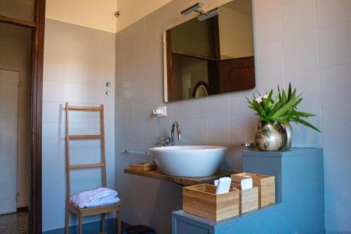 La salle de bains est pourvue d'un lavabo et d'un miroir. dans l'établissement B&B Casa Manuela, à Mantoue