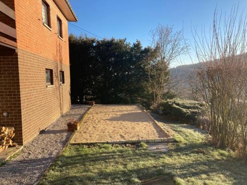 a backyard of a house with a brick wall at Les Cinq Francais in Nismes