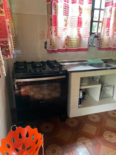 A kitchen or kitchenette at Casa de Campo Lazer Completo Paraíso de Reservas Naturais em Sp
