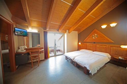 En eller flere senge i et værelse på Hotel Smeraldo