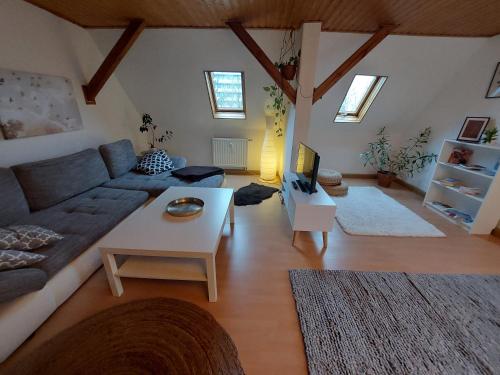 ein Wohnzimmer mit einer Couch und einem Tisch in der Unterkunft Ferienwohnung am Salzsee in Bad Windsheim