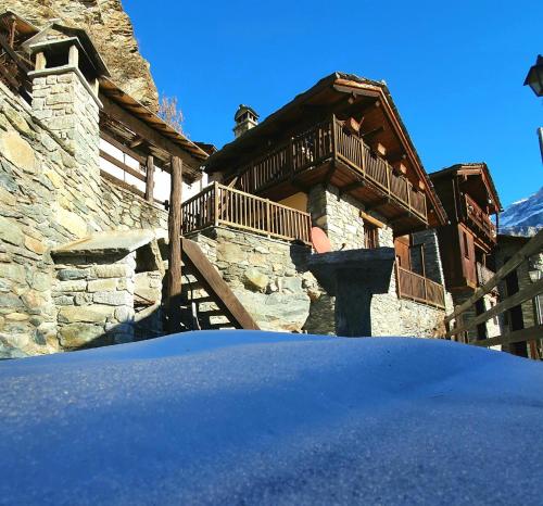 a snow covered roof of a house with a balcony at CHALET DI MONTAGNA, Valtournenche-Cervinia in Valtournenche