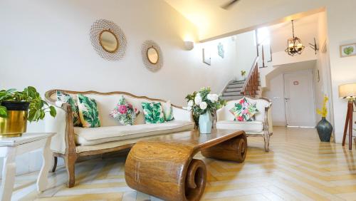 Posezení v ubytování OV Private Pool Villas near Baga, I 4BHK units I Staff