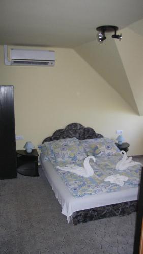 Ένα ή περισσότερα κρεβάτια σε δωμάτιο στο Pálma Apartmanház Harkány
