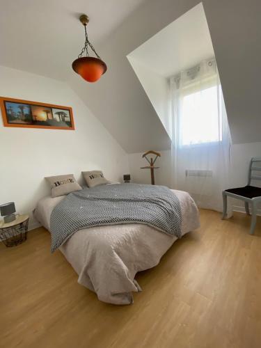 une chambre avec un lit et une fenêtre dans l'établissement Maison bord de mer, au calme, 4 personnes, à Riantec