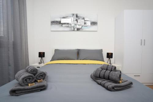 Ein Bett oder Betten in einem Zimmer der Unterkunft Apartman Perla Deluxe