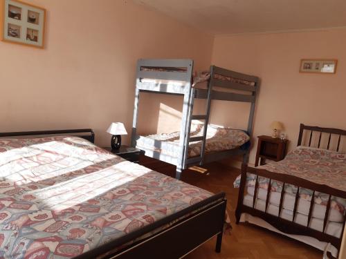 Poschodová posteľ alebo postele v izbe v ubytovaní Gîte la Haie Jallet, proche du zoo de Beauval