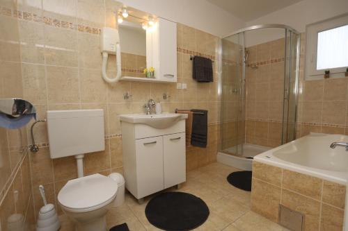 A bathroom at Apartman Perla Deluxe