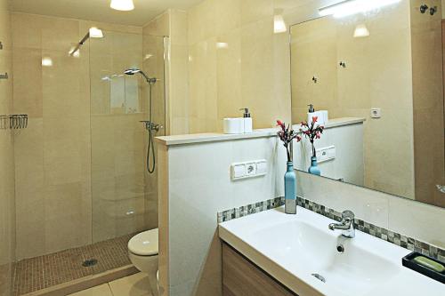 łazienka z umywalką, prysznicem i toaletą w obiekcie Casa Indigo w Almuñécar