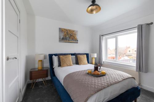 A bed or beds in a room at Modern Three Bedroom Gloucester Home