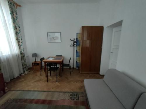 salon z kanapą i stołem w obiekcie Przytulny apartament przy Barbakanie w Warszawie