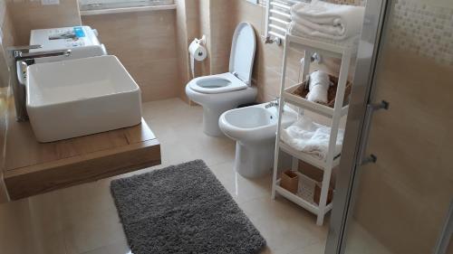 a small bathroom with a toilet and a sink at Appartamento 85m luminoso a lavinio mare vicino Roma in Anzio