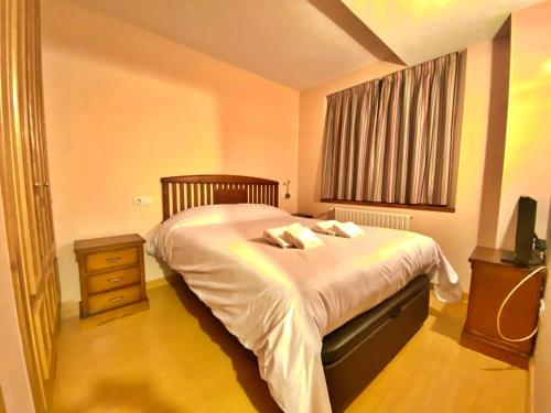 a bedroom with a large bed and a window at Pleta de Soldeu 11 4,3 in Soldeu