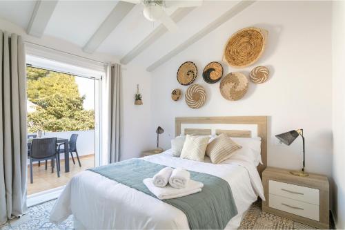 um quarto com uma cama com toalhas em Hola from Helios em Muntanya la Sella