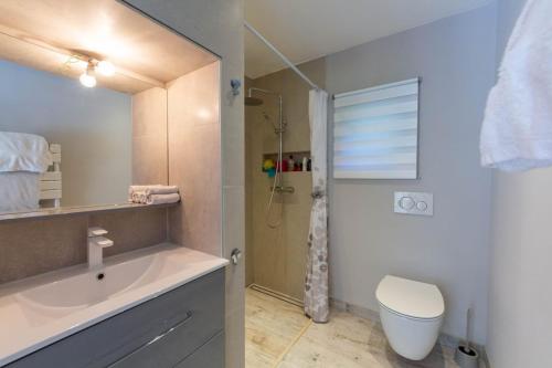 une salle de bain avec un lavabo, des toilettes et une douche dans l'établissement Villa les trois J, à Grimaud