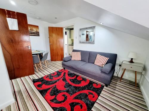 a living room with a couch and a rug at Comfort Stay Apartments in Birmingham