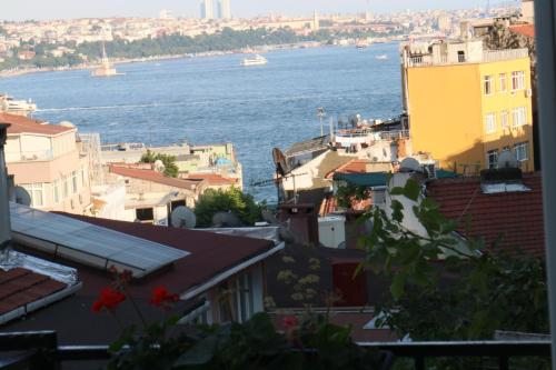 Cute Flat Cihangir في إسطنبول: منظر الماء من سطوح المباني