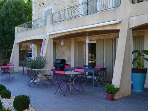 d'une terrasse avec des tables et des chaises ainsi que d'un balcon. dans l'établissement Coeur de Vignes, à Saint-Péray