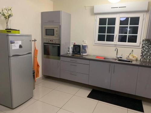 una cucina con elettrodomestici in acciaio inossidabile di Superbe appartement pour 6 personnes à Trinité a La Trinité
