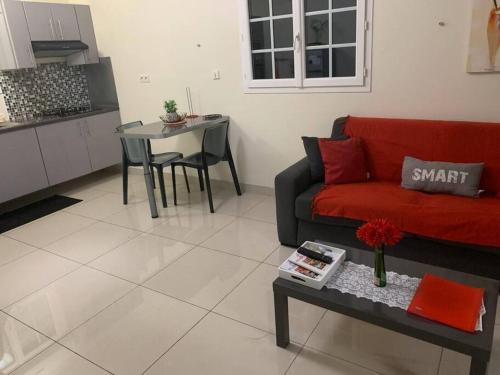 Superbe appartement à Trinitéにあるキッチンまたは簡易キッチン
