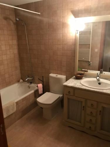ein Badezimmer mit einem WC, einer Badewanne und einem Waschbecken in der Unterkunft Apartament de Luxe a Port del Comte in La Coma i la Pedra
