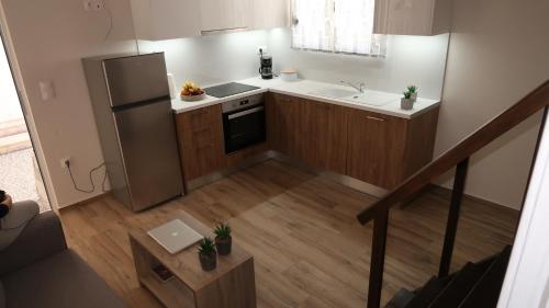 uma pequena cozinha com um frigorífico e um lavatório em Cozy apartment near the city centre em Iráclio