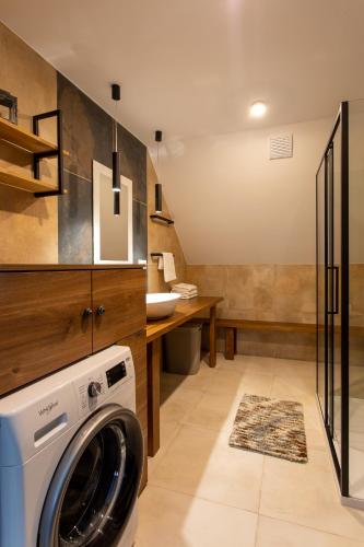 a laundry room with a washer and dryer at Domek na Wzgórzu in Rymanów-Zdrój