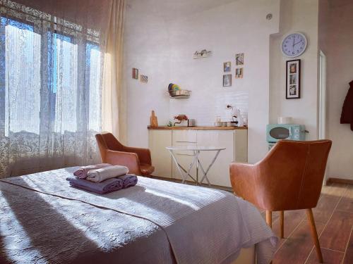 ミラノにあるAngela's Apartmentのベッドルーム1室(ベッド1台、椅子付)、キッチン