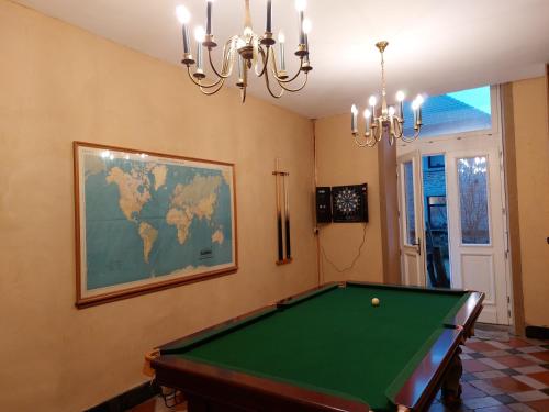 ein Zimmer mit einem Billardtisch und einer Karte an der Wand in der Unterkunft La Maison du Maître in Dinant