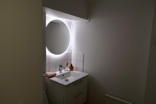 W łazience znajduje się umywalka i lustro. w obiekcie Vadstena innerstad w mieście Vadstena
