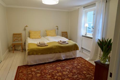 ein Schlafzimmer mit einem großen Bett und einem Fenster in der Unterkunft Vadstena innerstad in Vadstena