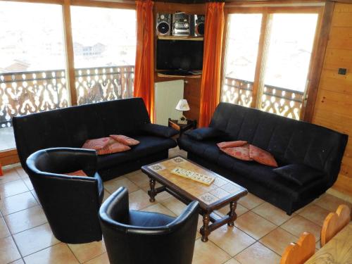 un salon avec deux canapés et une table basse dans l'établissement Chalet 2 Le Méridien Les Gets, aux Gets