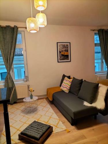 un salon avec un canapé et une table dans l'établissement Le Barcelone, à Douai