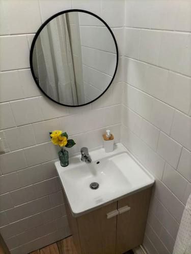 une salle de bain avec un lavabo et un miroir dans l'établissement Le Barcelone, à Douai