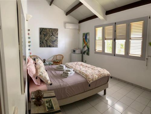 Postel nebo postele na pokoji v ubytování Chambre d'hôte et Loft dans maison de charme piscine à débordement La Villa Gialla