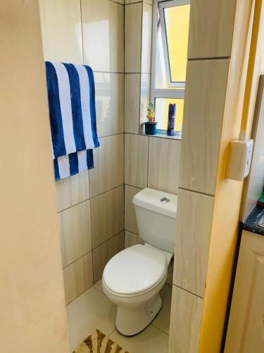 Bilik mandi di Mowetu Guest House