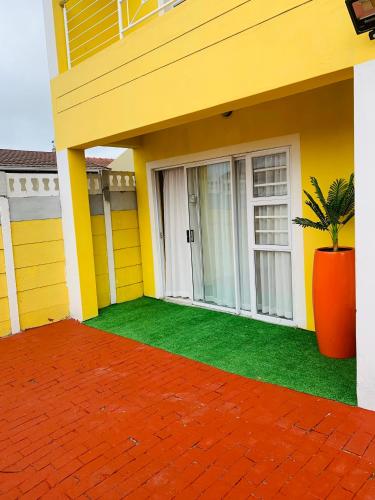 Bangunan di mana terletaknya rumah tamu ini