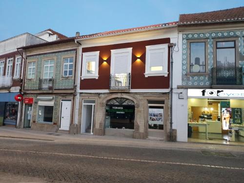 a building on the side of a street at Henriqueta Maia Suits in Ílhavo
