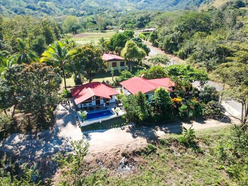 una vista aérea de una casa con techo rojo en Casa Los Ninos en Sámara