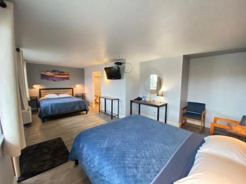 Un pat sau paturi într-o cameră la Aircrest Motel