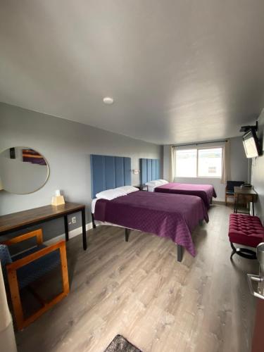 Postel nebo postele na pokoji v ubytování Aircrest Motel
