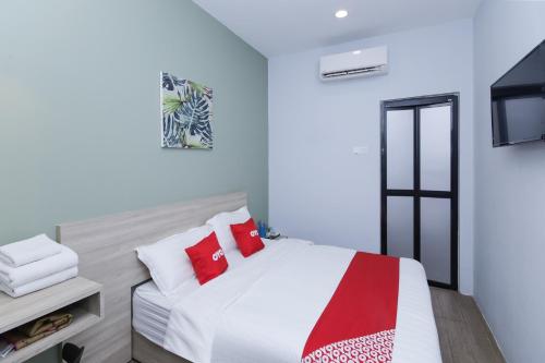 Llit o llits en una habitació de OYO 90399 Green Home Hotel syariah