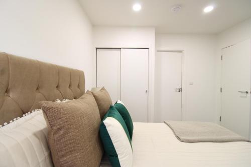 เตียงในห้องที่ Virexxa Bedford Centre - Deluxe Suite - 2Bed Flat with Free Parking & Gym