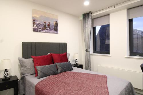 En eller flere senge i et værelse på Virexxa Bedford Centre - Premier Suite - 2Bed Flat with Free Parking & Gym