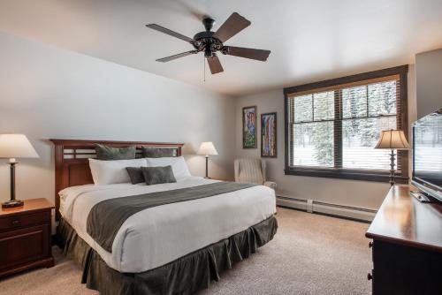 מיטה או מיטות בחדר ב-Cozy Zephyr Mountain Lodge condo with sweeping views of Arapahoe National Forest condo
