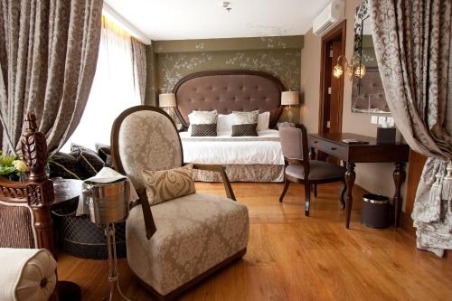 馬尼拉的住宿－Hotel Celeste Makati，一间卧室配有一张床、一张桌子和一把椅子