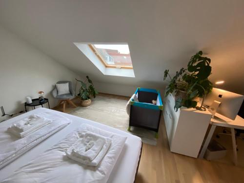 1 dormitorio con cama, escritorio y ventana en Ferienwohnung I Ferienhaus am Bodensee I Meersburg I Sauna I Fitness, en Meersburg