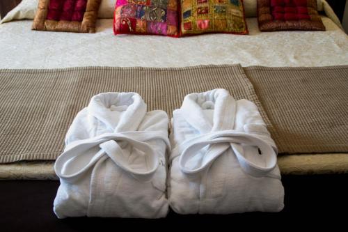 une paire de serviettes blanches assises sur un lit dans l'établissement Hotel La Fonda, à Benalmádena