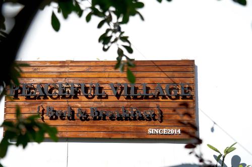 a sign on the side of a building at The Peaceful Village 花蓮小和民宿 2090&1 in Pinghe