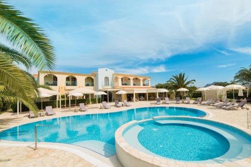 Swimming pool sa o malapit sa Hotel Ristorante Il Vascello